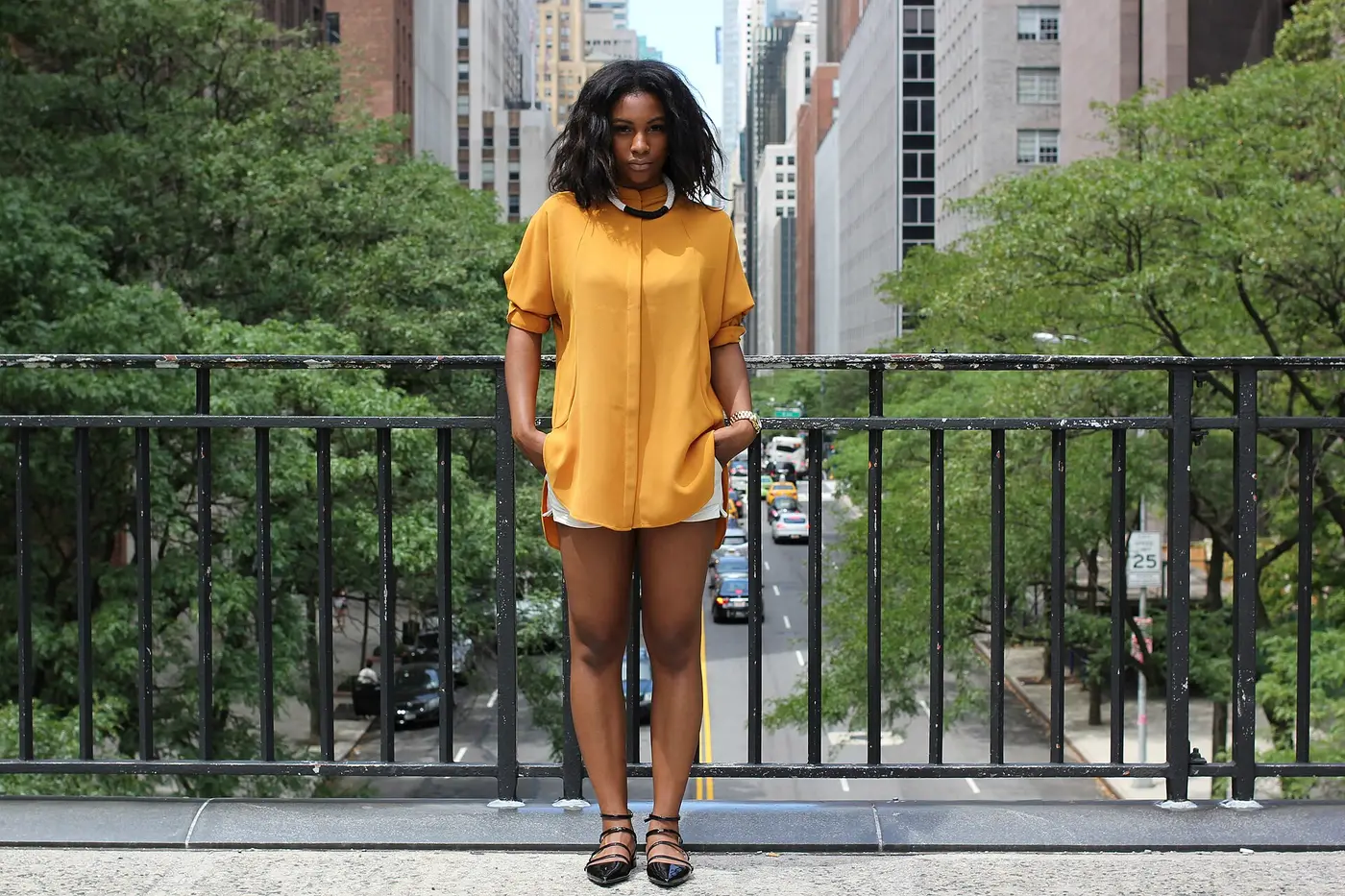 Femme en robe jaune dans la rue