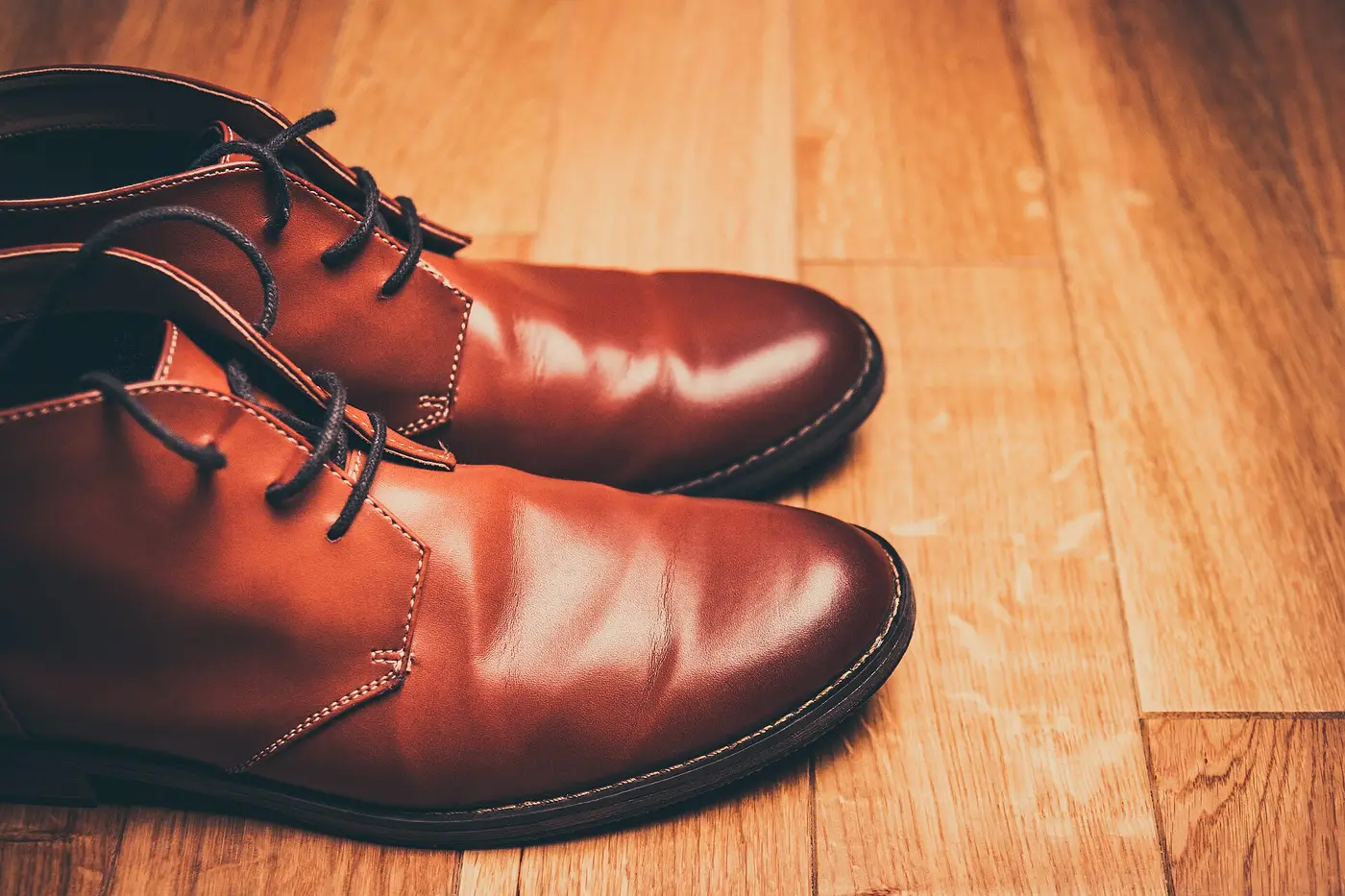 Richelieus en cuir cognac sur un parquet