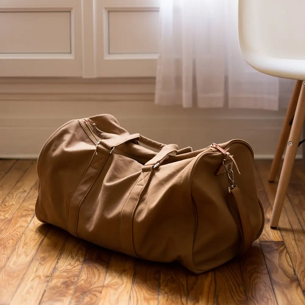 Sac de voyage en cuir sur un parquet